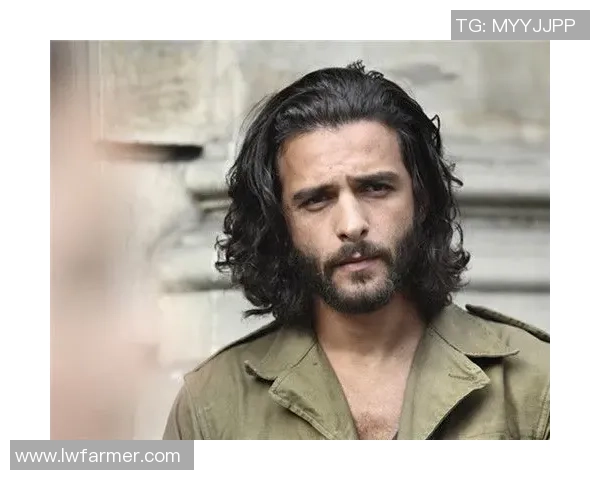 足球球星绑辫子风潮：从发型到个性展现他们的独特魅力