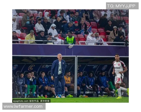 退役足球球星重返赛场回顾经典瞬间点燃球迷热情